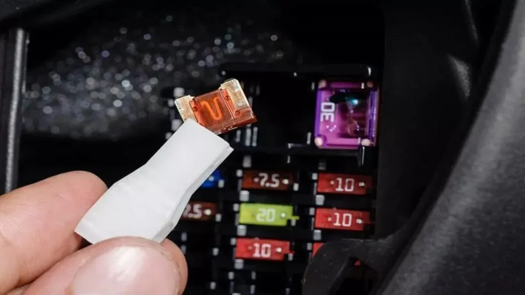 جعبه فیوز و محل فیوز پمپ بنزین خودرو